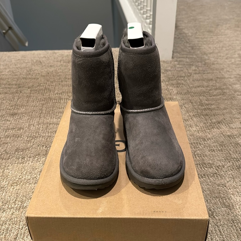 Uggs kids 2 gray excellent condition